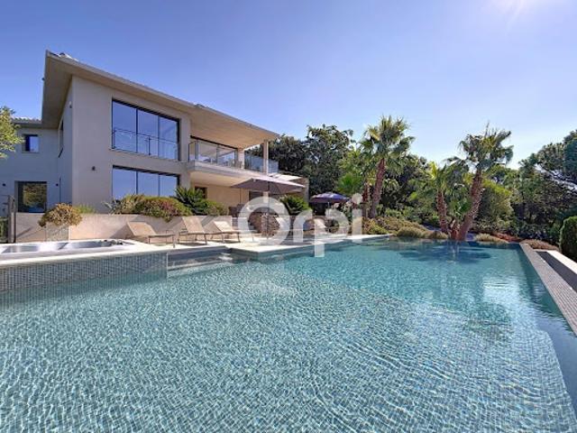 Villa avec piscine et terrasse