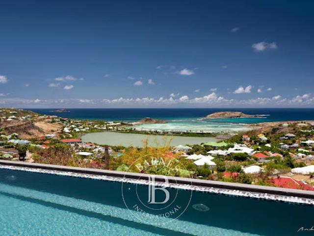 Villa avec piscine et terrasse