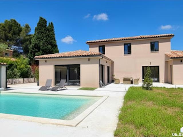 Villa avec piscine et terrasse