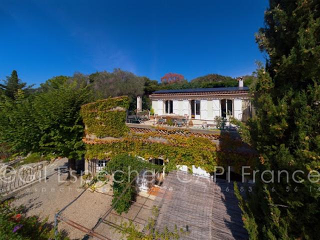 Villa avec piscine et terrasse