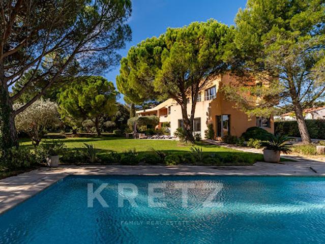 Villa avec piscine et terrasse