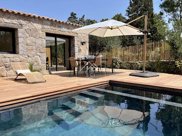 Villa avec piscine et terrasse