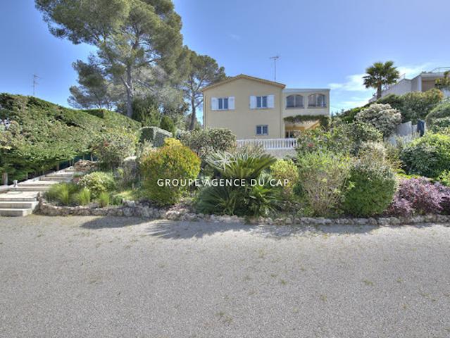 Villa avec piscine et terrasse