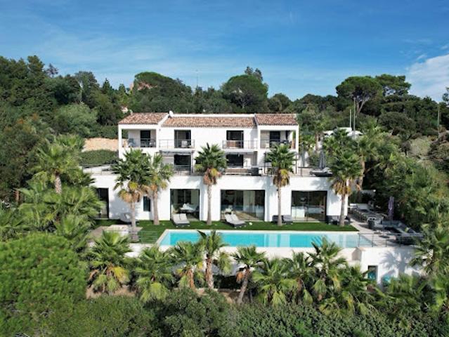 Villa avec piscine et terrasse