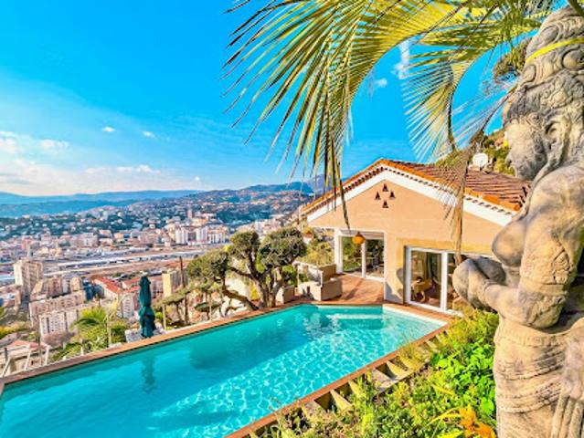 Villa avec piscine et terrasse