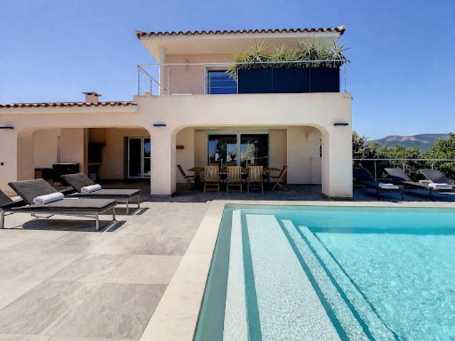 Villa avec piscine et terrasse