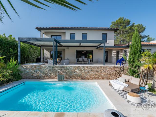 Villa avec piscine et terrasse