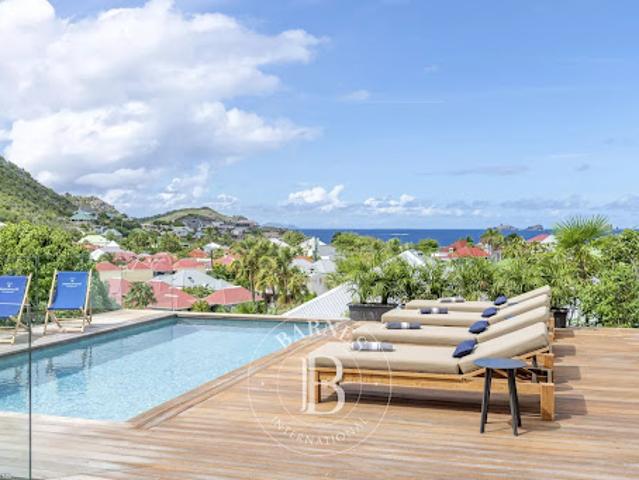 Villa avec piscine et terrasse