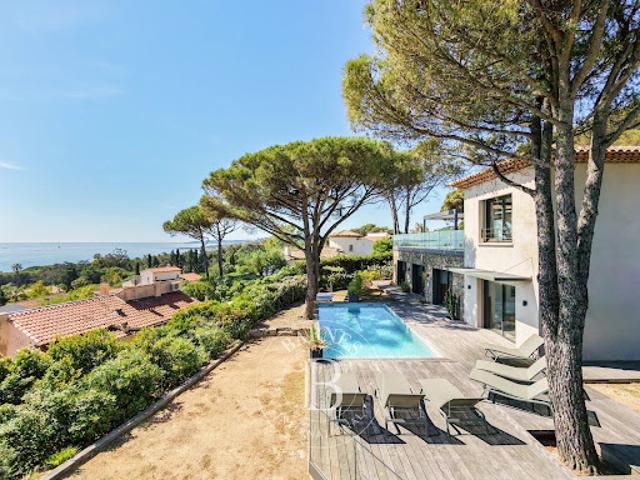 Villa avec piscine et terrasse