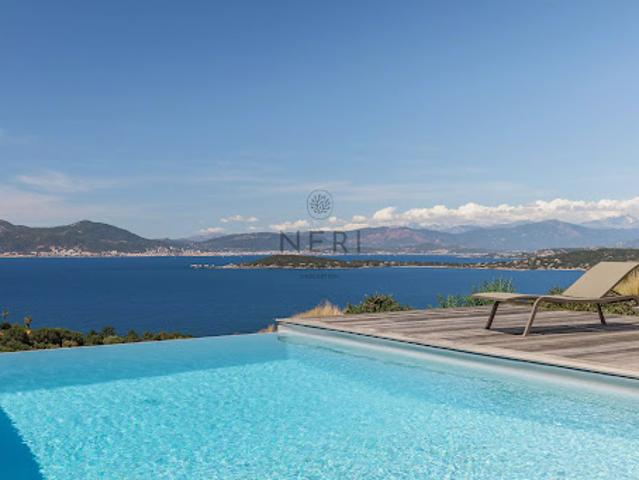 Villa avec piscine et terrasse