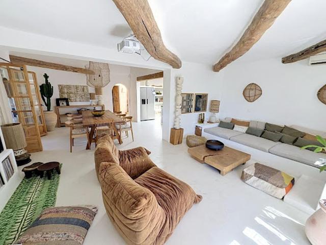 Villa avec piscine et terrasse