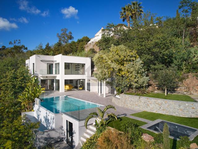 Villa avec piscine et terrasse
