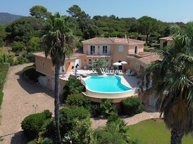 Villa avec piscine et terrasse