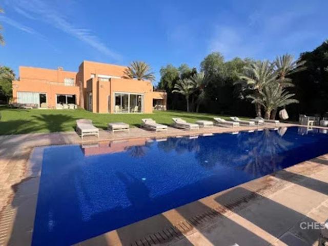 Villa avec piscine et terrasse