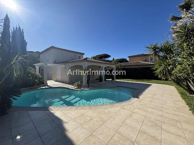 Villa avec piscine et terrasse