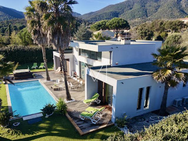 Villa avec piscine et terrasse