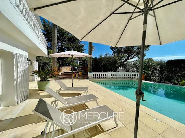 Villa avec piscine et terrasse