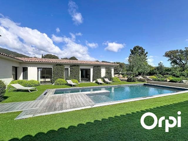 Villa avec piscine et terrasse