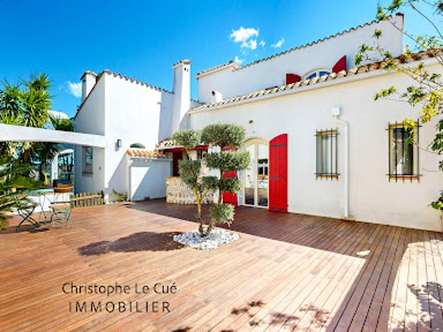 Villa avec piscine et terrasse