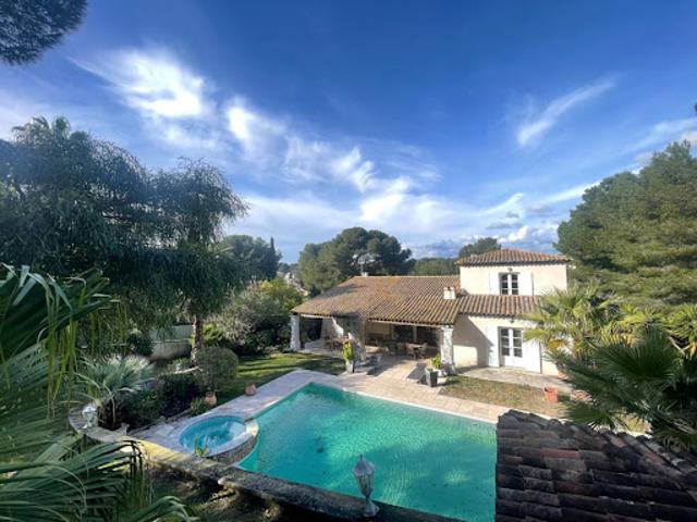 Villa avec piscine et terrasse
