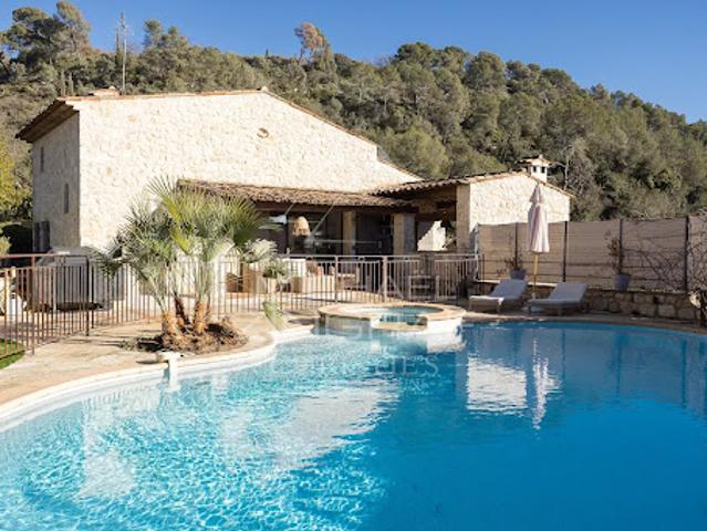 Villa avec piscine et terrasse
