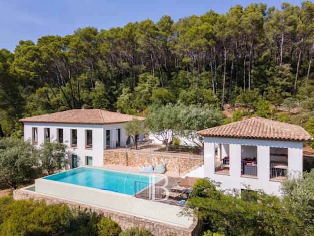 Villa avec piscine et terrasse