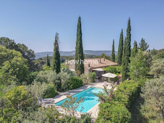 Villa avec piscine et terrasse