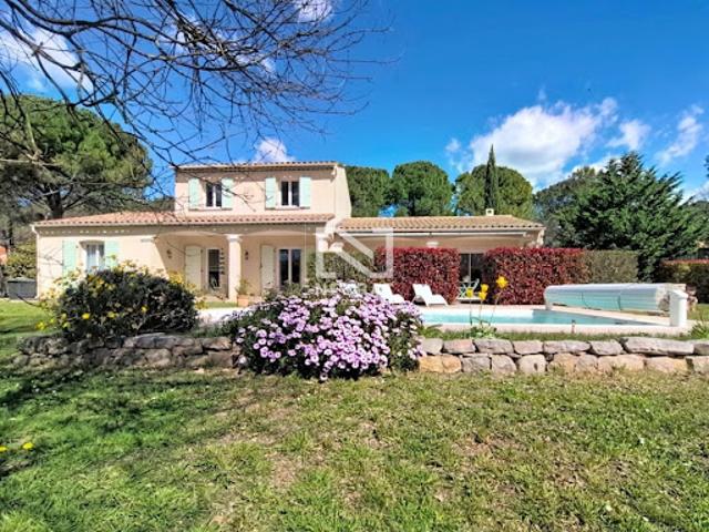 Villa avec piscine et terrasse