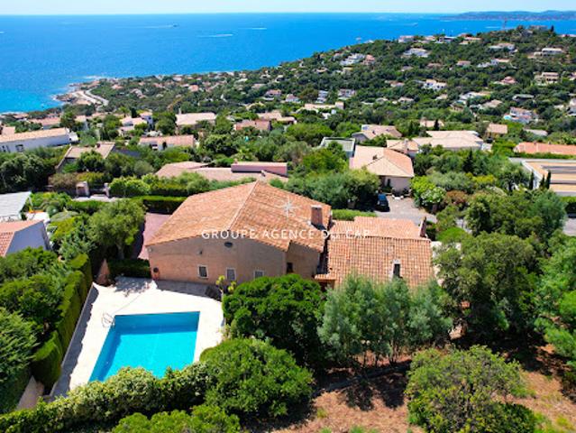 Villa avec piscine et terrasse