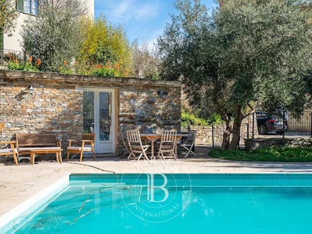 Villa avec piscine et terrasse