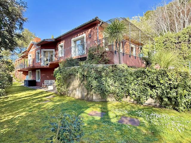 Villa avec piscine et terrasse