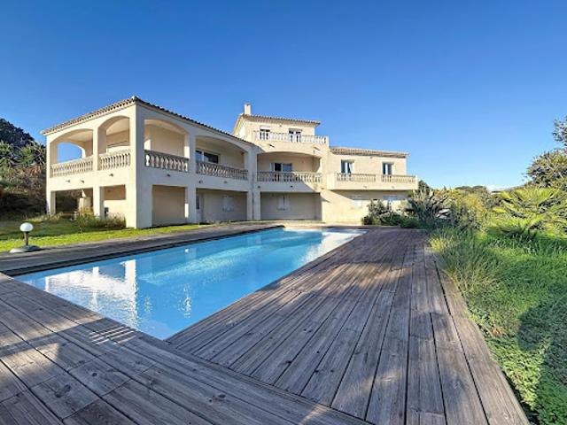 Villa avec piscine et terrasse
