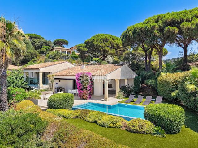 Villa avec piscine et terrasse