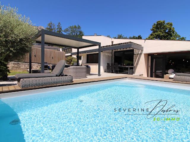 Villa avec piscine et terrasse