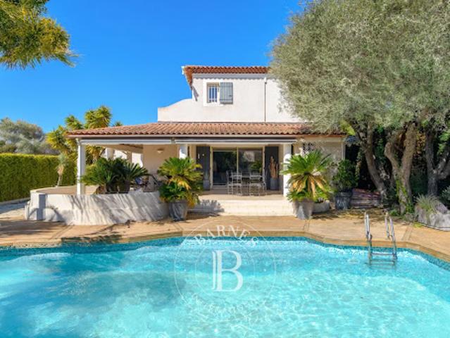 Villa avec piscine et terrasse