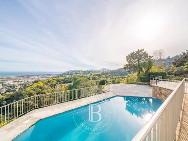 Villa avec piscine et terrasse