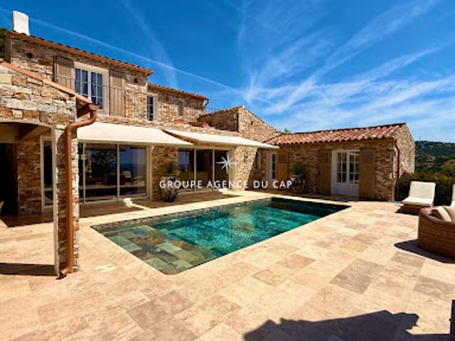 Villa avec piscine et terrasse