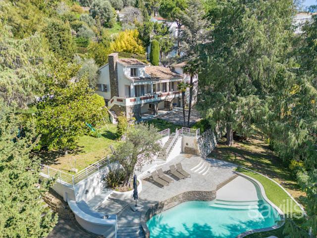 Villa avec piscine et terrasse