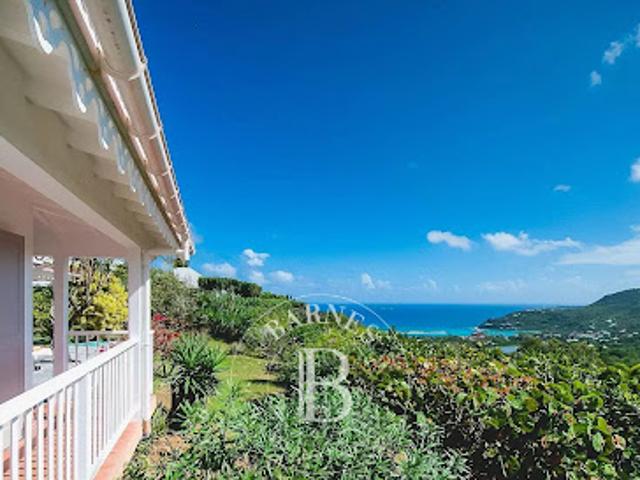 Villa avec piscine et terrasse