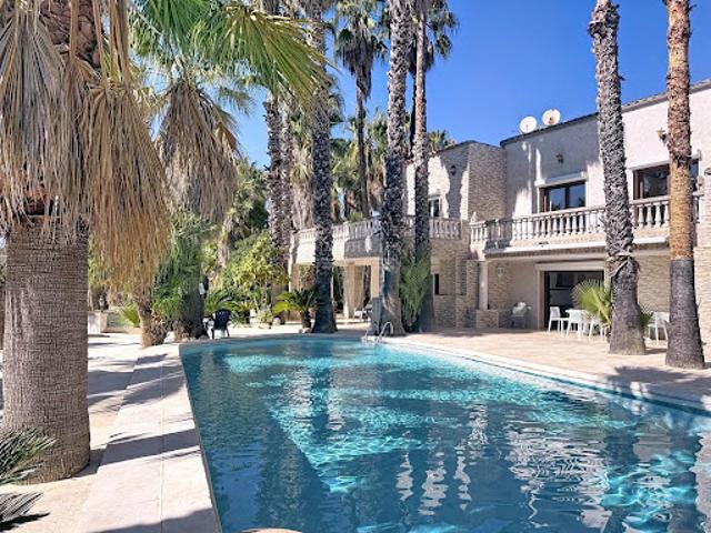 Villa avec piscine et terrasse