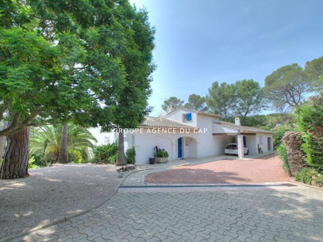 Villa avec piscine et terrasse