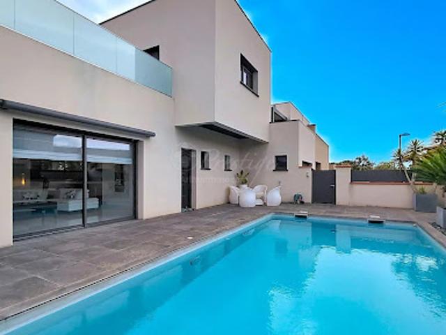 Villa avec piscine et terrasse