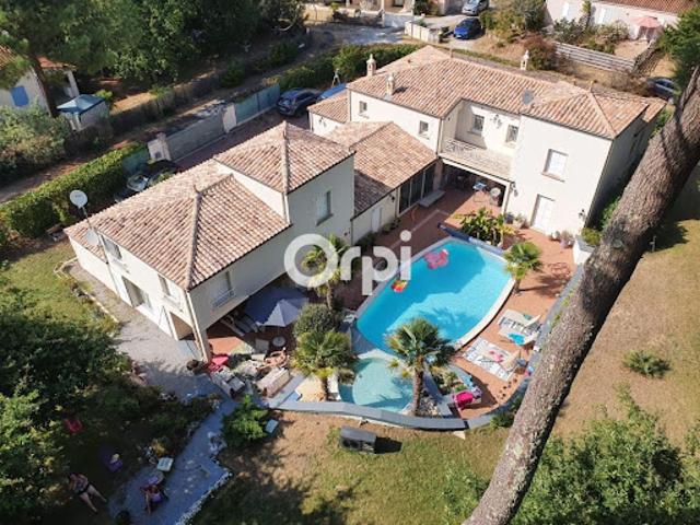 Villa avec piscine et terrasse