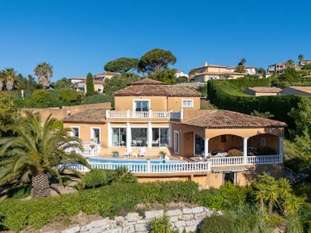 Villa avec piscine et terrasse