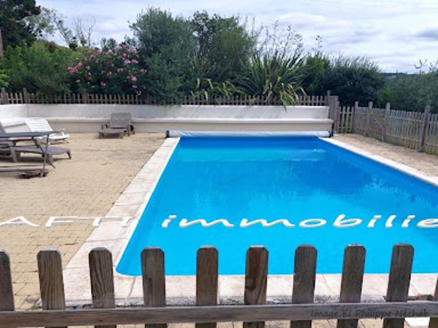 Villa avec piscine et terrasse