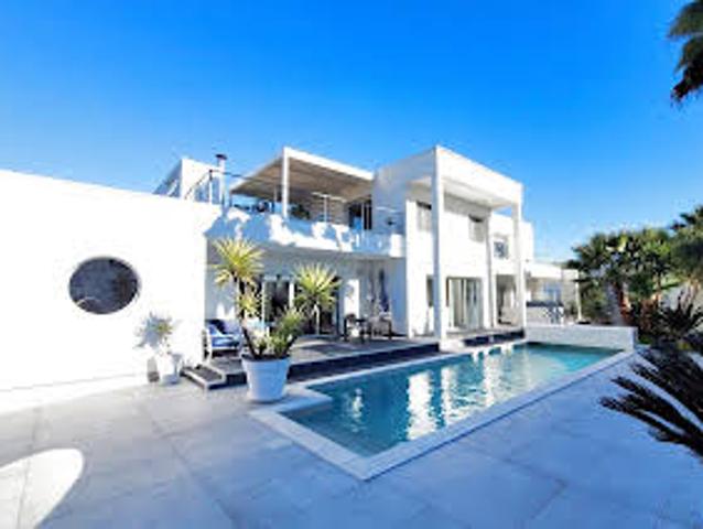 Villa avec piscine et terrasse