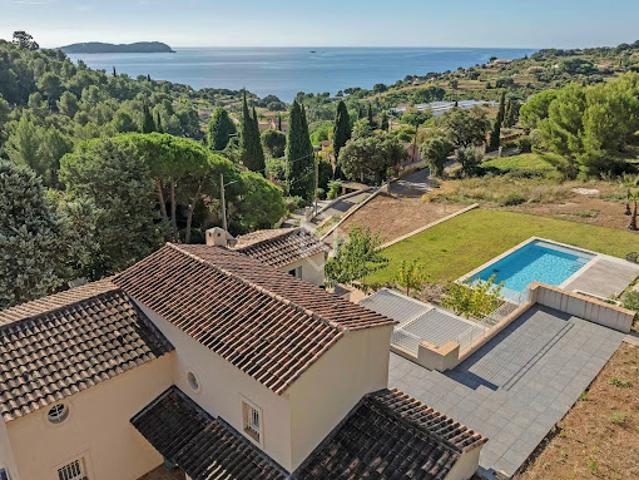 Villa avec piscine en bord de mer