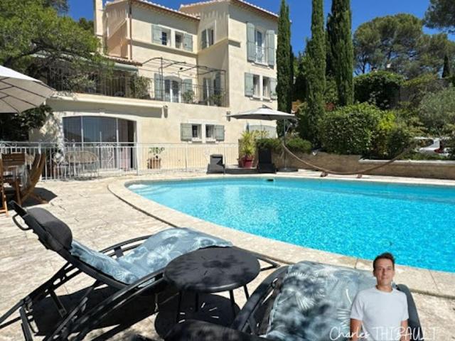 Villa avec piscine et terrasse