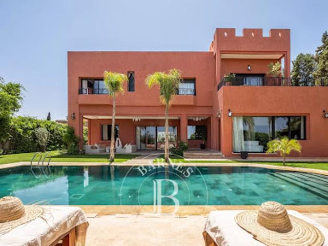 Villa avec piscine et terrasse