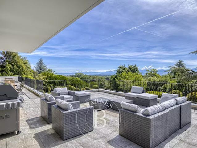 Villa avec piscine et terrasse